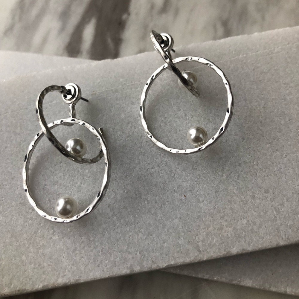 Unique shaped earring - Picture 2 of 3